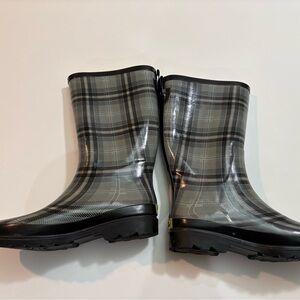 Western Chief Women’s Highland Charcoal Plaid Boots | Size 8